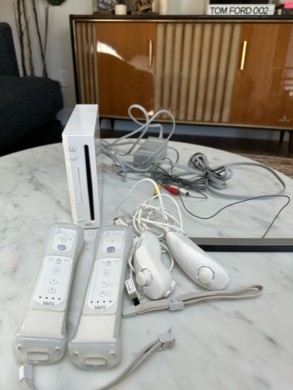 Nintendo Wii Console with White Two Controllers*TESTED